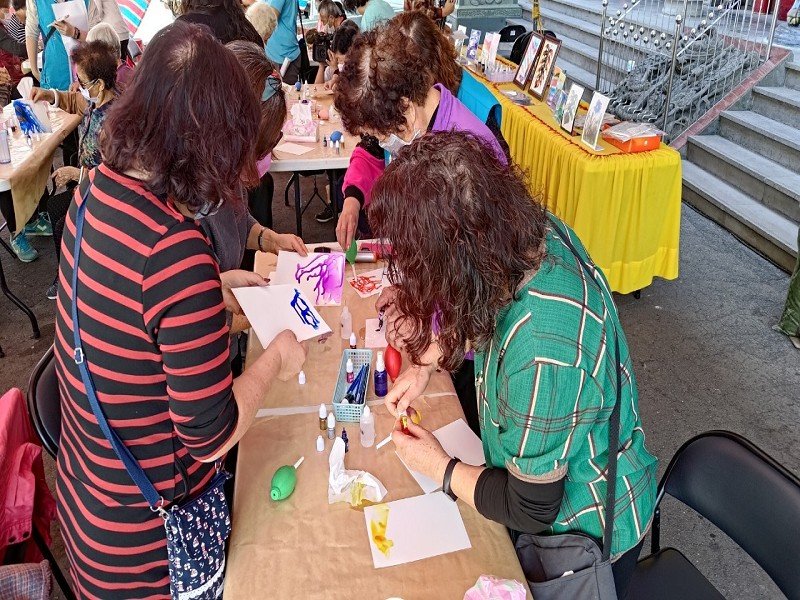 礁溪鄉雲水日托長興廟開學囉<br>長輩認真學習酒精水墨畫