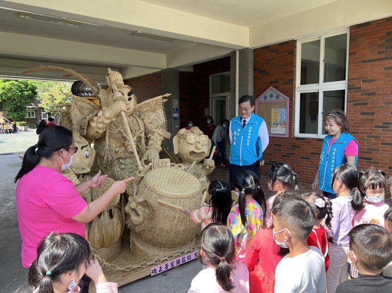 稻草裝置藝術在礁溪鄉幼兒園<br>藝術創作美學向下紮根