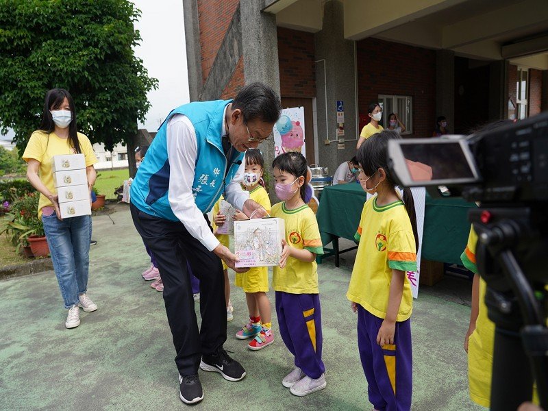 礁溪鄉幼童吃叭噗、聽故事、野餐～提前歡度兒童節