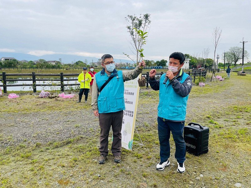 冬山鄉公所結合柯林社區植樹   落實減碳新生活