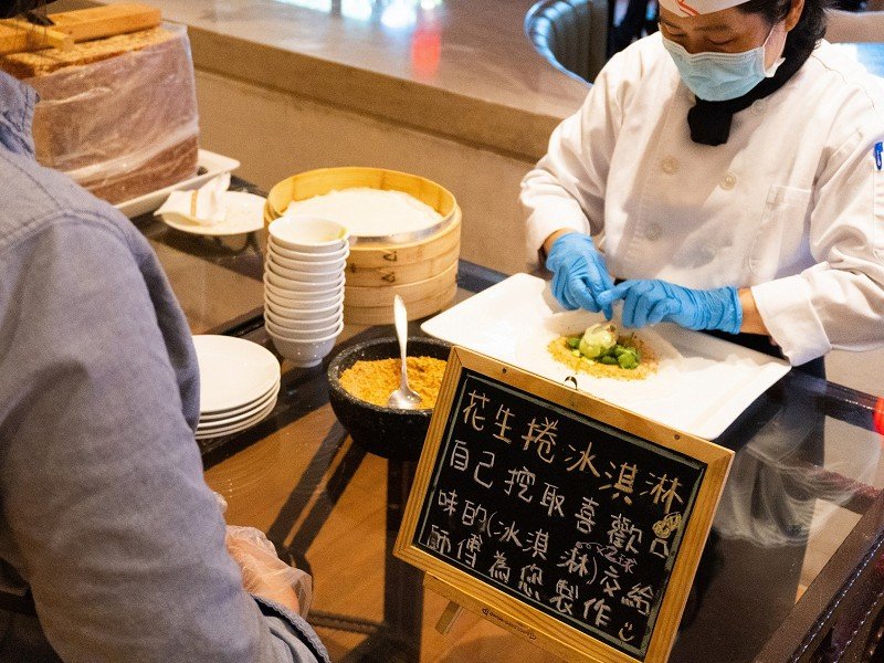 宜蘭特有街邊小吃「花生捲冰淇淋」華麗變身。