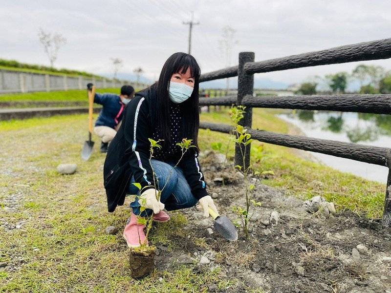 冬山鄉公所結合柯林社區植樹   落實減碳新生活
