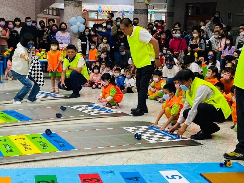 冬山鄉立幼兒園親子玩積木培養耐力又益智