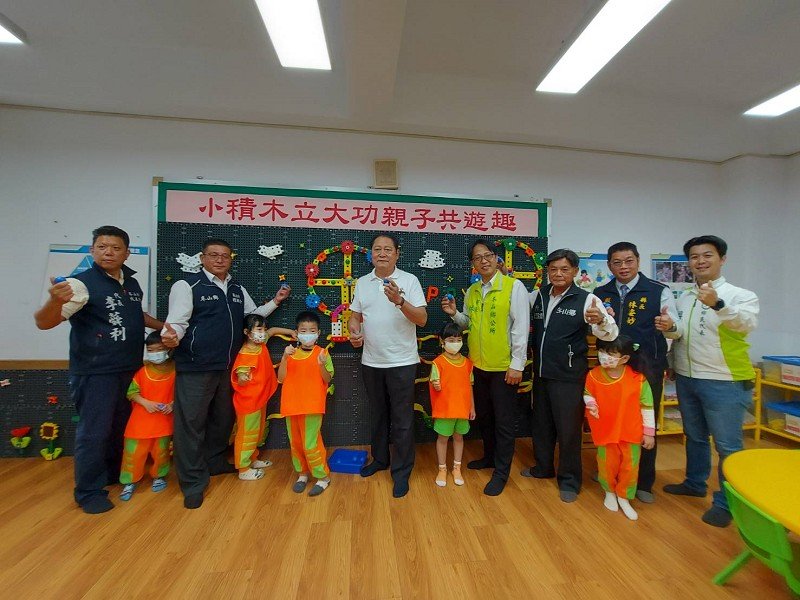 冬山鄉立幼兒園親子玩積木培養耐力又益智