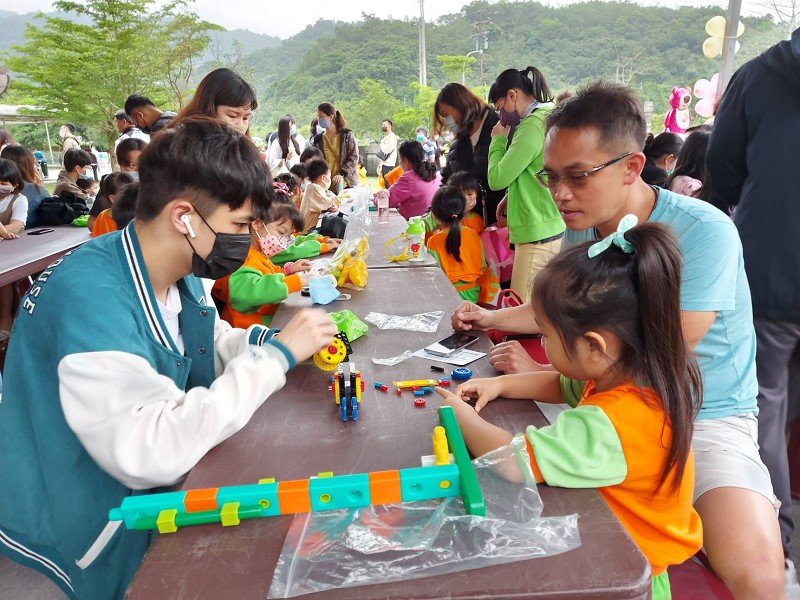 冬山鄉立幼兒園親子玩積木培養耐力又益智