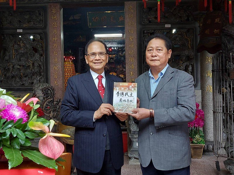 游錫堃院長返鄉贈匾蘭陽大興振安宮、冬山定安宮並贈與新著《臺灣民主.蘭城尋蹤》