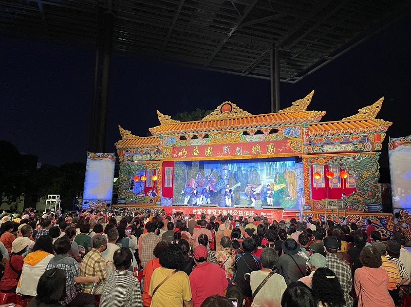 睽違3年台化龍德廠辦公益園遊會、明華園公演