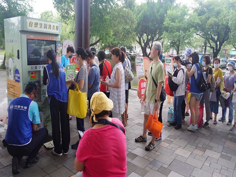 睽違3年台化龍德廠辦公益園遊會、明華園公演