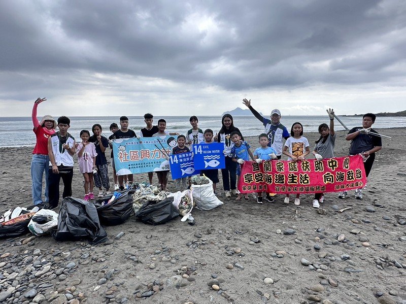 宜蘭家扶頭城服務處帶領學童親近海洋「享受海洋生活 向海致敬」