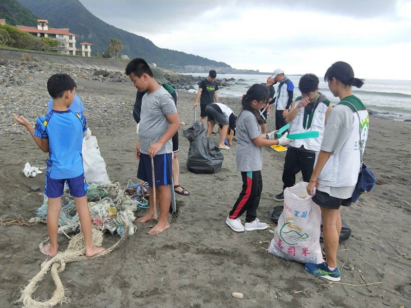 宜蘭家扶頭城服務處帶領學童親近海洋「享受海洋生活 向海致敬」
