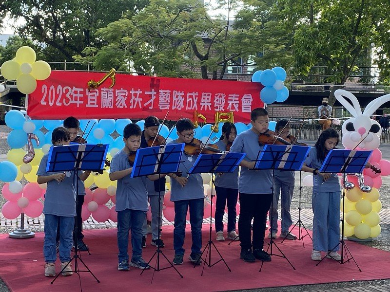 小提琴班演奏一曲感恩的心