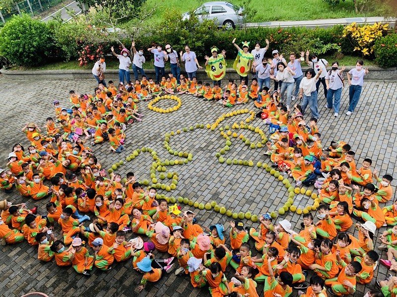 冬山鄉立幼兒園中秋採「柚」趣