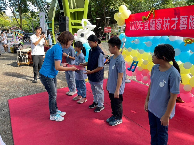 宜蘭市長陳美玲頒發獎狀鼓勵孩子