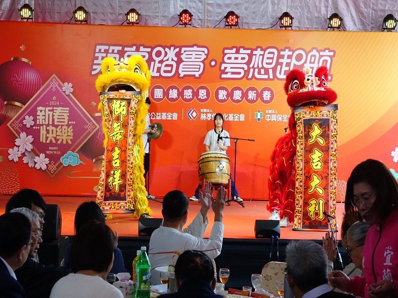 由宜蘭高商醒獅隊帶來的舞龍表演充滿年味。