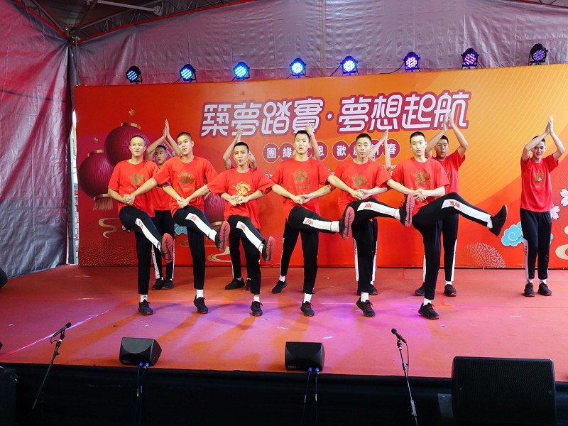 宜中籃球隊表演舞蹈和大家一起同樂。