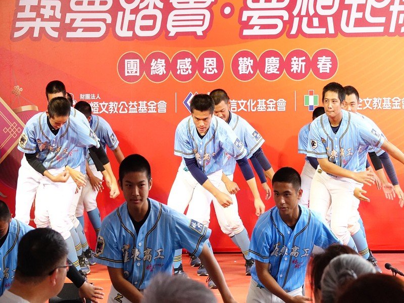 羅工棒球隊帶來精彩的歌舞表演。