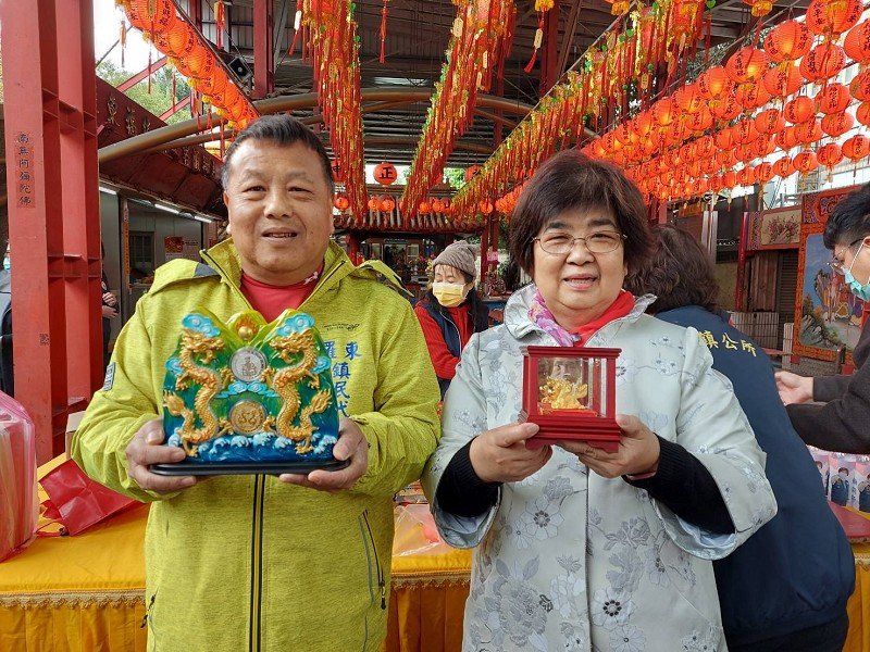 113年羅東鎮土地公春遊有擲筊比賽，獎品有金龍獎座、獎金