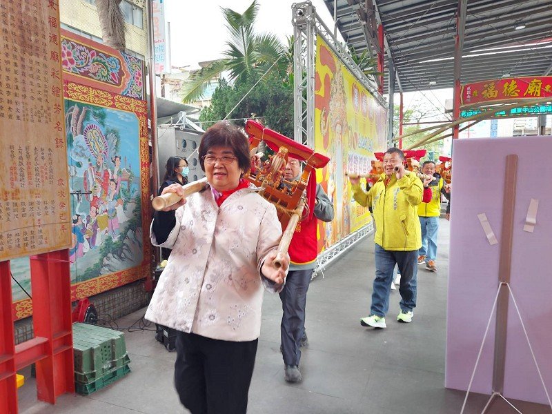 113年羅東鎮土地公春遊有擲筊比賽，獎品有金龍獎座、獎金