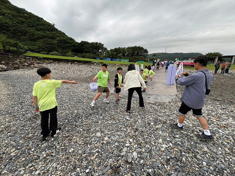 蘇澳區漁會配合海漁基金會放流魚苗宣揚海洋保育觀念