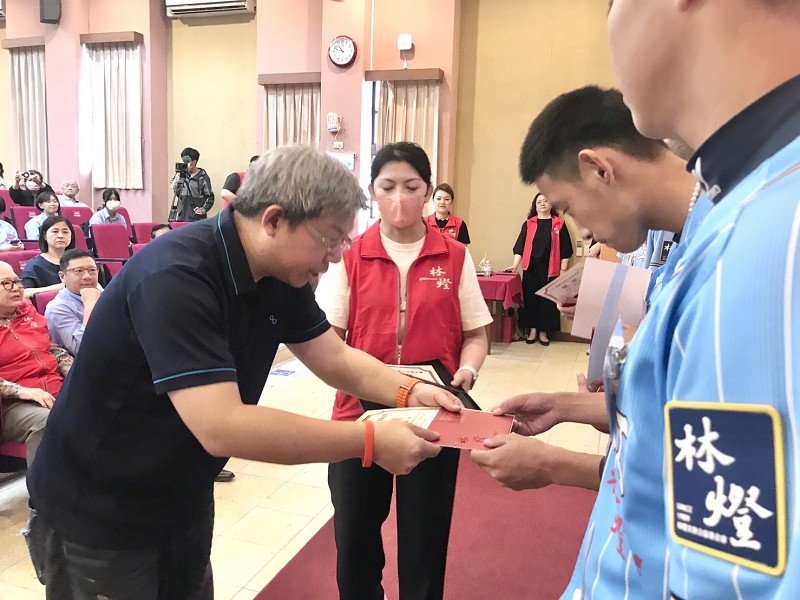 林燈基金會舉辦宜蘭高中職獎助學金暨林燈文學獎頒贈典禮174位優秀學子上台接受頒獎分享榮耀