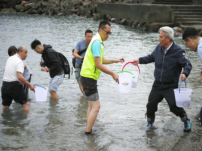 蘇澳區漁會配合海漁基金會放流魚苗宣揚海洋保育觀念