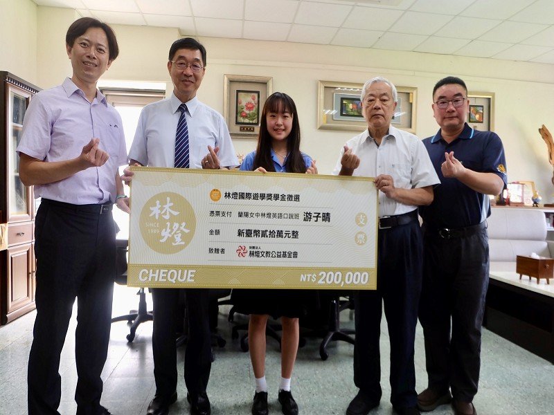 圖1.林燈基金會召集人陳進傳右2今天來到蘭女,與校長陳銓左2、教務主任簡森乙左1、