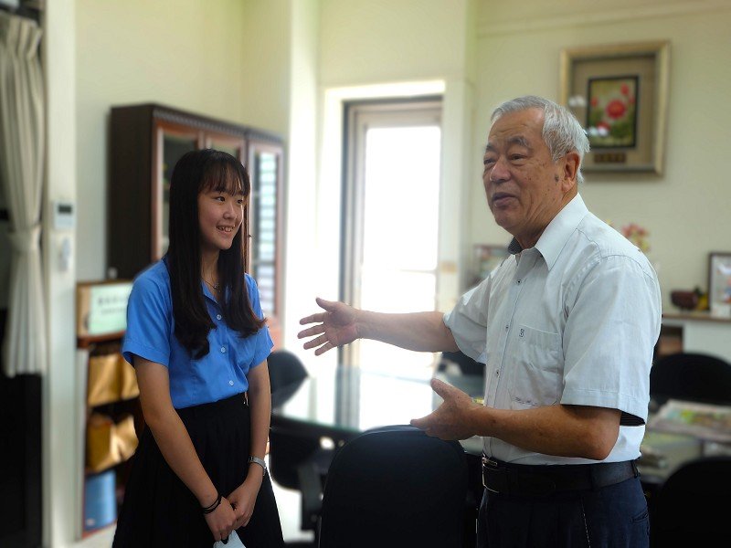 圖3.游子晴自國中開始參與英語表達力提升計畫,林燈基金會召集人陳進傳右稱讚她是林