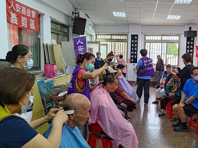 人安羅東站助寒士提前過端午節