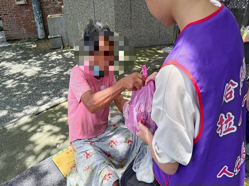 炎炎夏日人安羅東站獻愛心,帶領學生走出戶外關懷街友