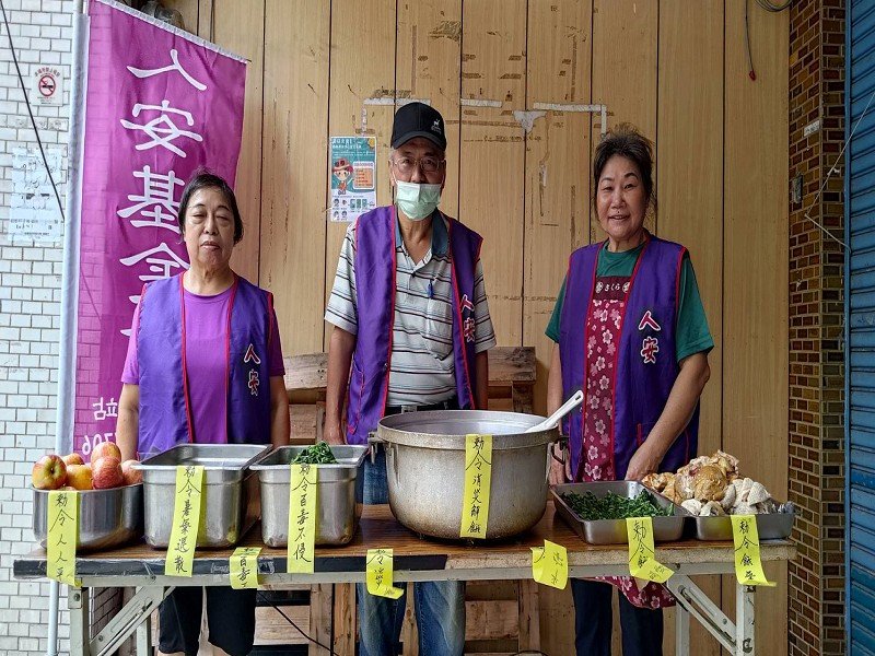 人安基金會羅東站推出創意餐點,讓街友吃平安