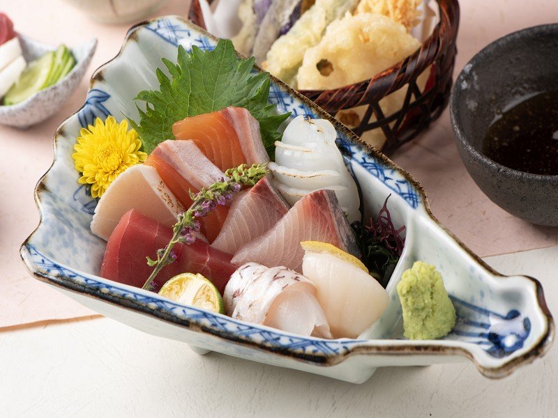 時令生魚片定食精選來自宜蘭漁港每日新鮮直輸漁貨,由鮭魚、鮪魚、花枝等多樣漁貨組