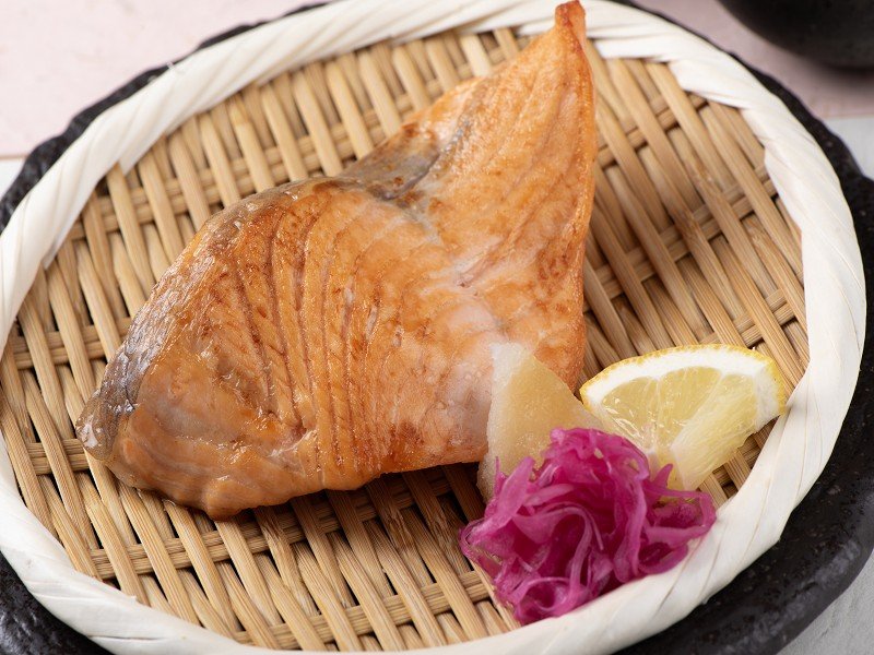 鹽烤鮭魚定食選用脂肪分布均勻、色澤橙紅、柔軟多汁的挪威鮭魚,以鹽巴和日本清酒依