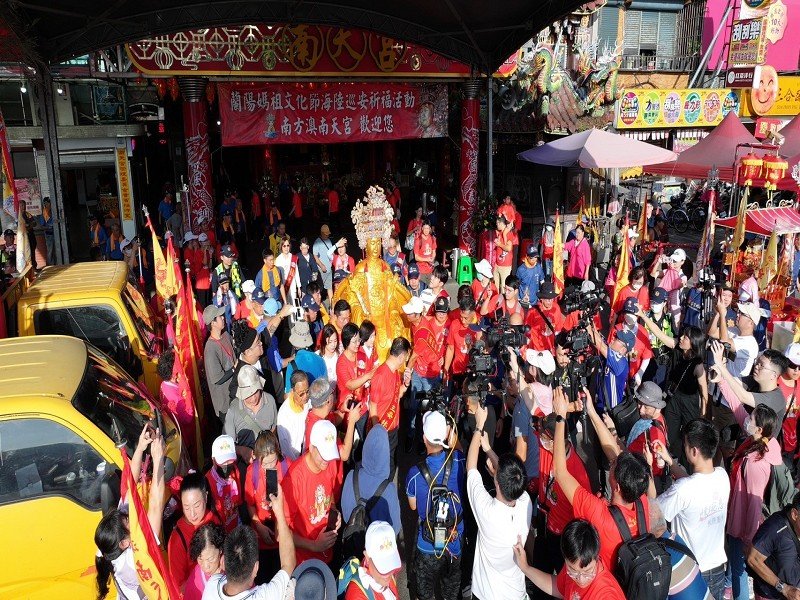 2024蘭陽媽祖文化節首日海陸遶境百艘船隊護駕場面壯觀
