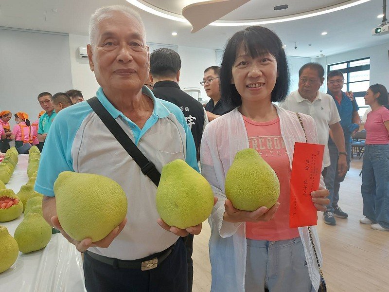 冬山鄉黃秋香蟬聯113年度宜蘭縣紅文旦評鑑特等獎