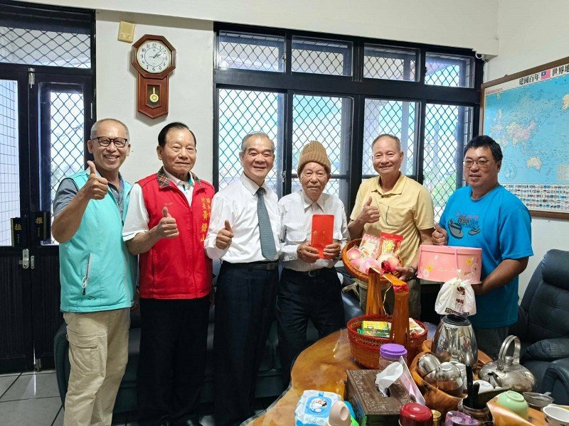 尊老護老五結鄉致贈重陽禮金向百歲人瑞賀節