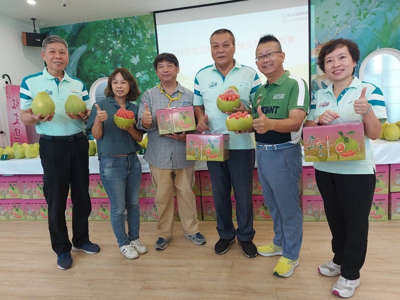 冬山鄉黃秋香蟬聯113年度宜蘭縣紅文旦評鑑特等獎