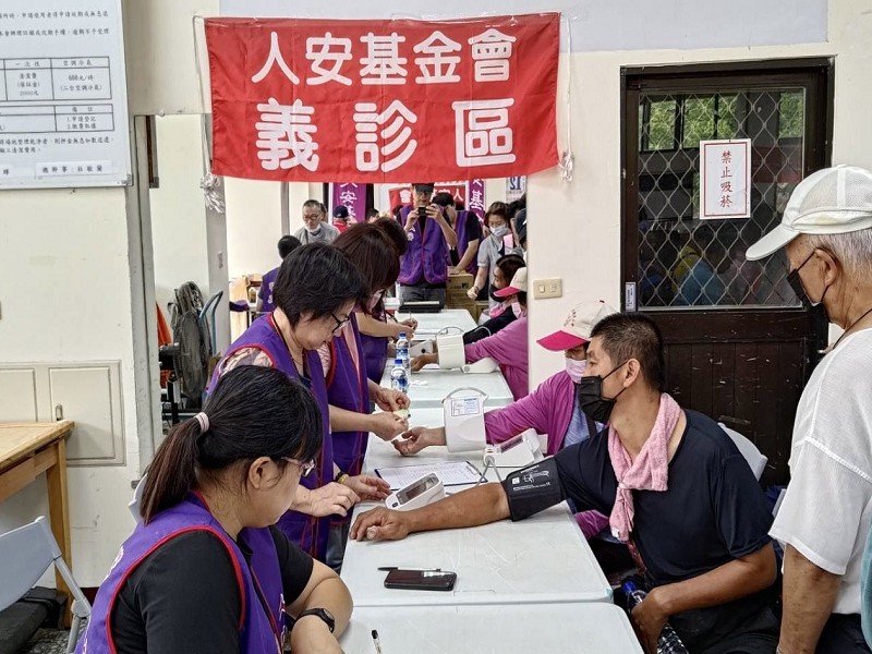 人安羅東站舉辦K歌、義剪、義診助寒士過中秋