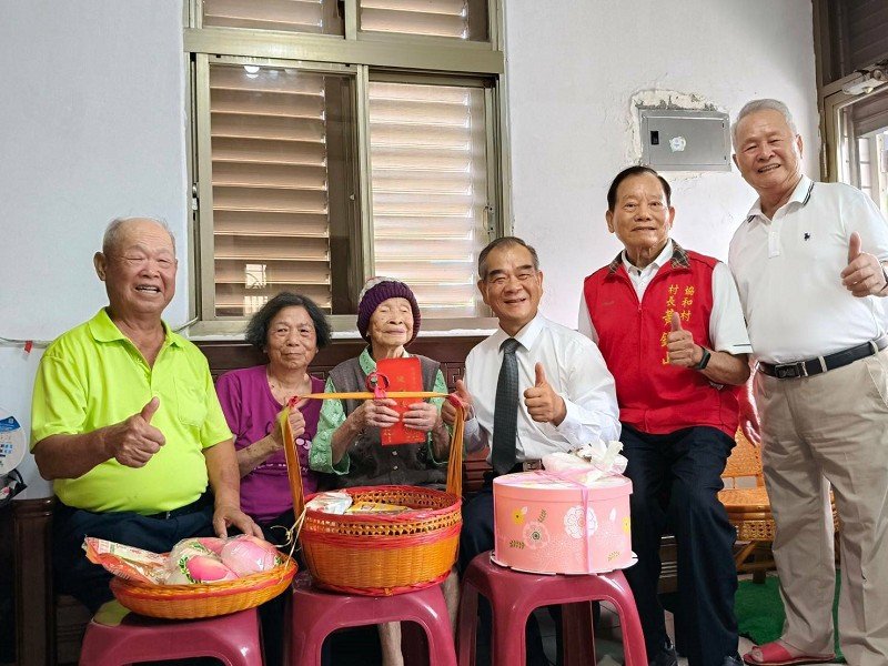 尊老護老五結鄉致贈重陽禮金向百歲人瑞賀節