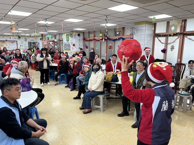 「互盛」耶誕老人溫馨送愛到「蘭智」