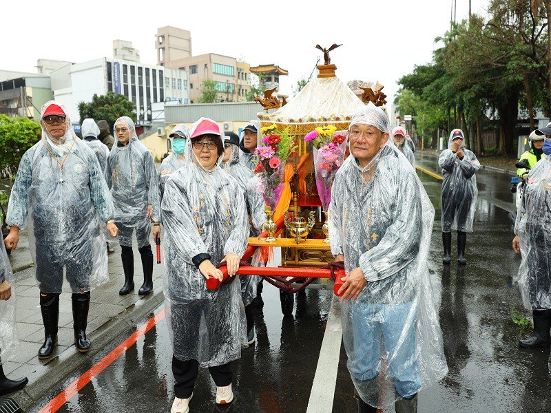 羅東鎮114年度土地公春遊,民眾冒雨抬神轎熱情不減