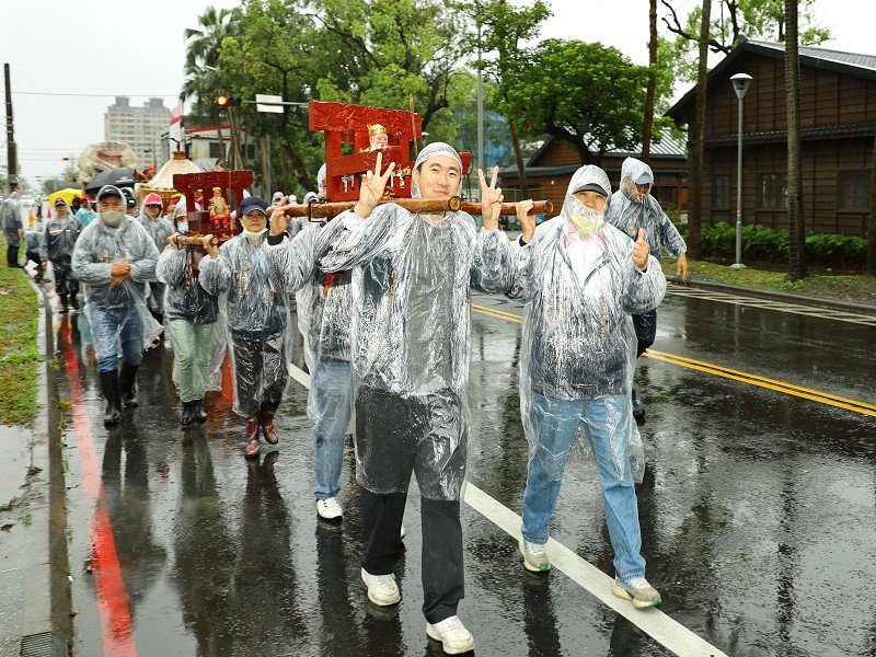 羅東鎮114年度土地公春遊,民眾冒雨抬神轎熱情不減