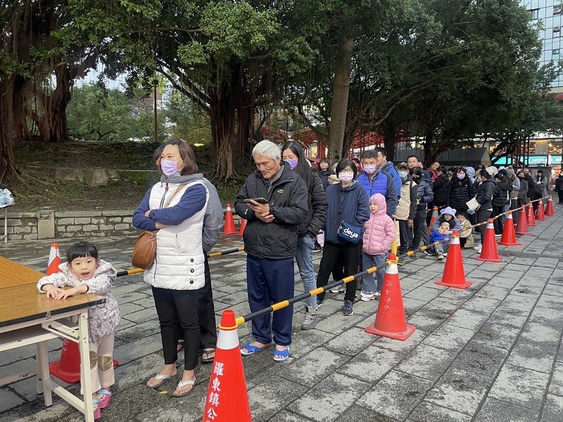 2025羅東蛇年限量燈籠吸引民眾排隊索取