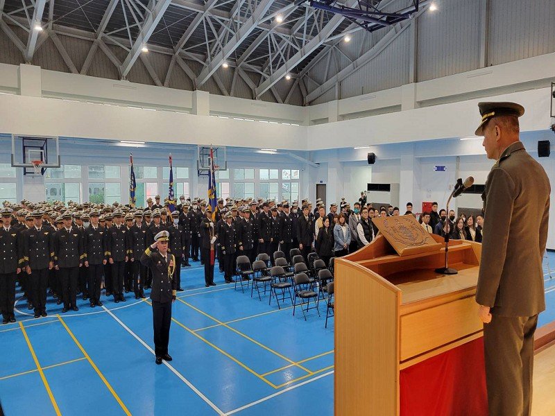 文史工作者陳榮楷贈海軍敦睦遠航支隊長劉岱瑞少將藏頭文