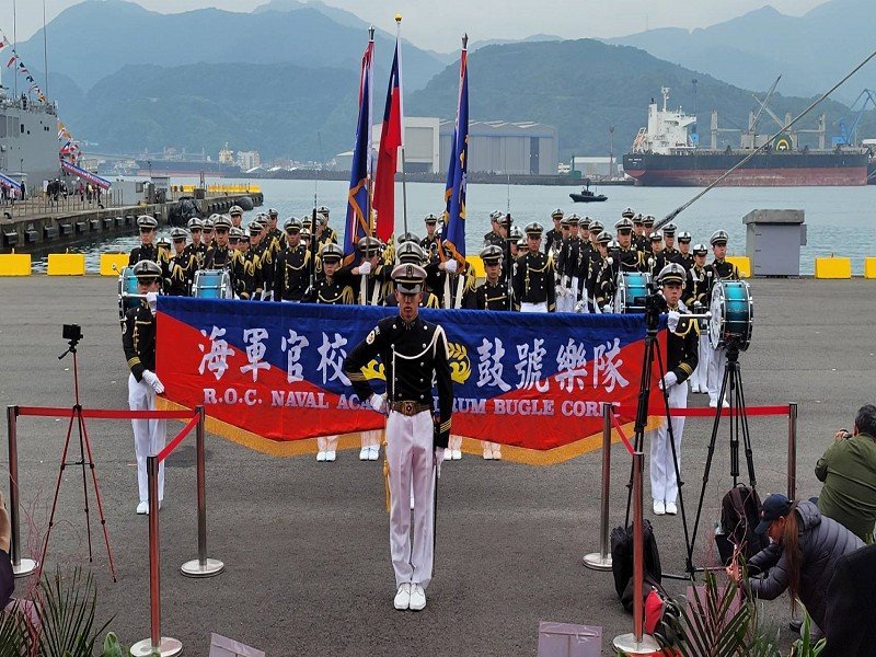 文史工作者陳榮楷贈海軍敦睦遠航支隊長劉岱瑞少將藏頭文