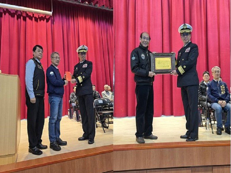 文史工作者陳榮楷贈海軍敦睦遠航支隊長劉岱瑞少將藏頭文