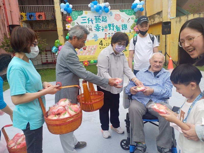蘭陽青年會辦「三代藝起幸福野餐趣」為創辦人秘克琳神父 90 歲生日暖壽