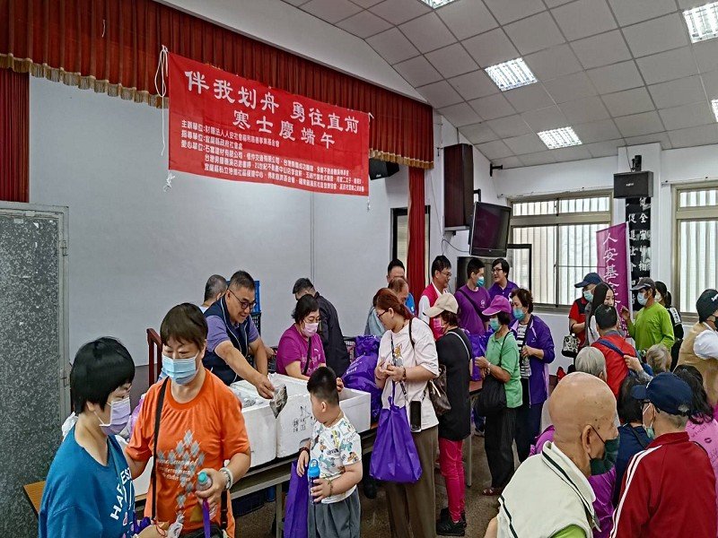 人安羅東站端午送粽助寒士過節,目前尚缺四成急待各界捐輸