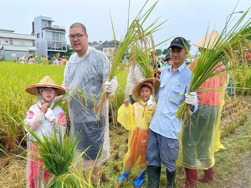 羅東鎮立幼兒園食農教育向下扎根「割稻、慶豐收」