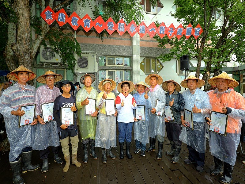 羅東鎮立幼兒園食農教育向下扎根「割稻、慶豐收」