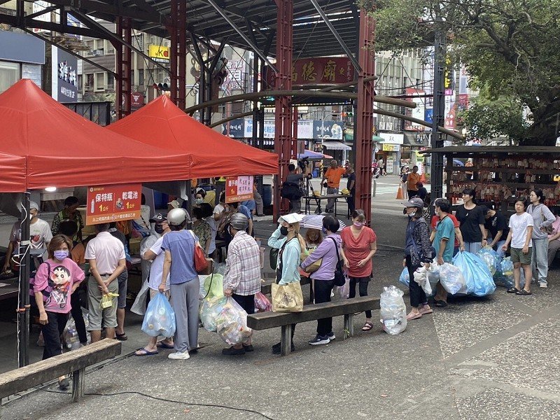 低碳綠生活-「吃在地食當季」二手巿集挖寶減碳趣
